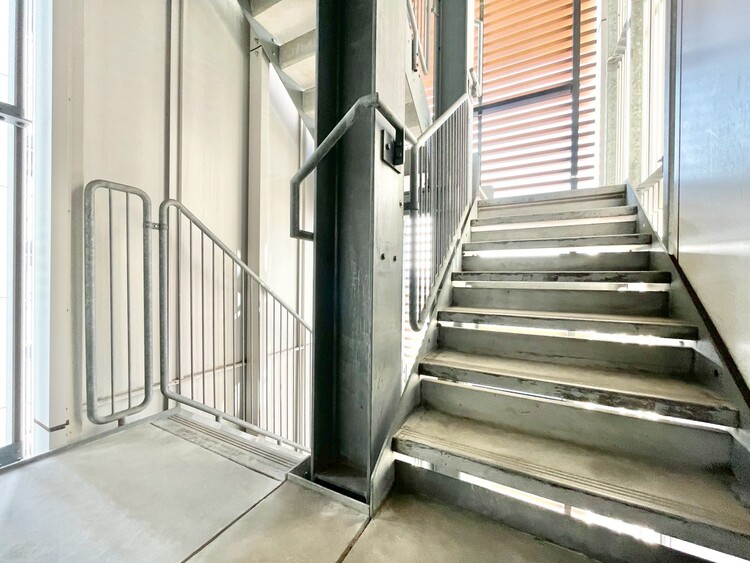 その他 共用部の階段です。明るく清潔に管理されています。