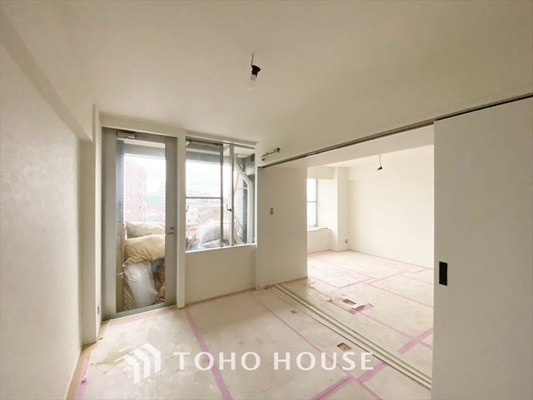 内装 現在改装中◆陽光◆が差し込む。この開放的なLDKに家族の笑顔が集う。家族が一緒に過ごす空間は明るく、そして居心地よく。