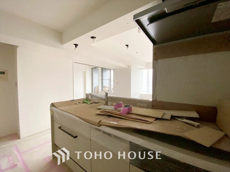 キッチン 現在改装中◆ワクワク◆開放的で機能性も高いシステムキッチン。お子様は毎日のご飯にワクワク！