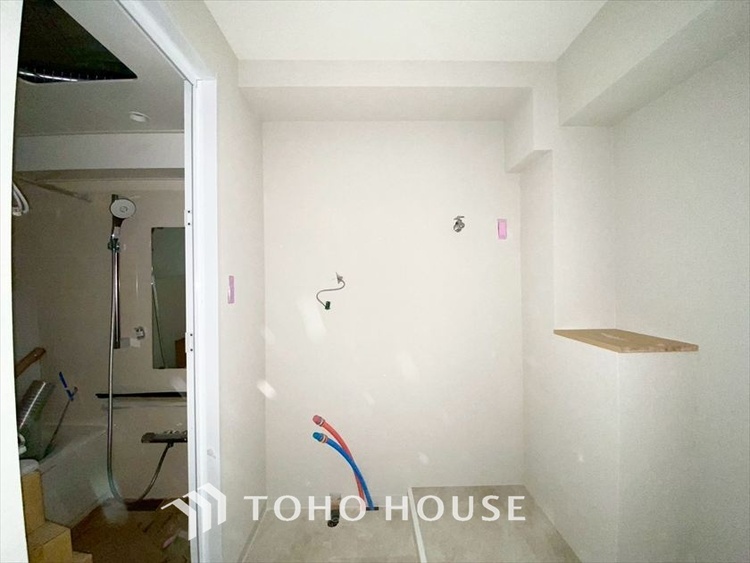 洗面 現在改装中◆快適◆煌びやかな暮らしの中にも忘れたくない快適さ。大きな収納が助けてくれます。