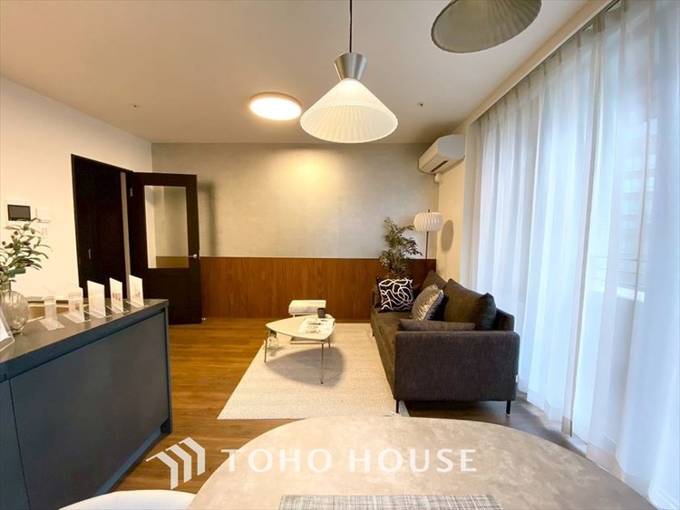 内装 【LIVING】◆扉を◆開くとこの景色。家族の”おかえり”の声が聞こえてきそう。