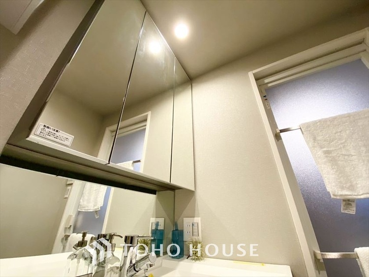 洗面 【WASHROOM】◆快適◆煌びやかな暮らしの中にも忘れたくない快適さ。大きな収納が助けてくれます。