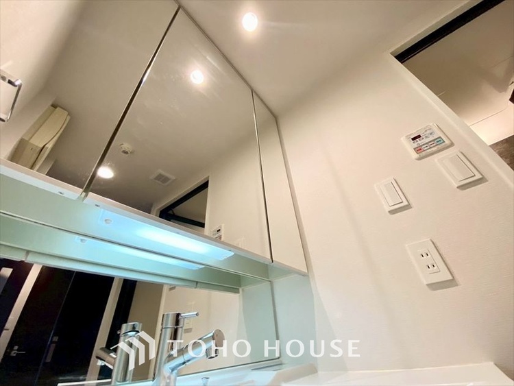 洗面 【WASHROOM】◆快適◆煌びやかな暮らしの中にも忘れたくない快適さ。大きな収納が助けてくれます。