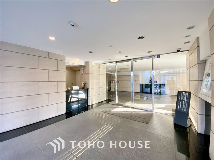 エントランス 【ENTRANCE】◆家族◆家で家族と過ごす時間は限られている。帰りを待つ家族の元へと急ぐときの弾む思い。そんな思いを引き立てる邸宅。