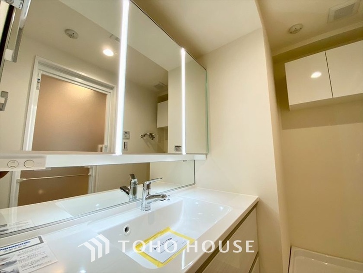 洗面 【WASHROOM】◆快適◆煌びやかな暮らしの中にも忘れたくない快適さ。大きな収納が助けてくれます。