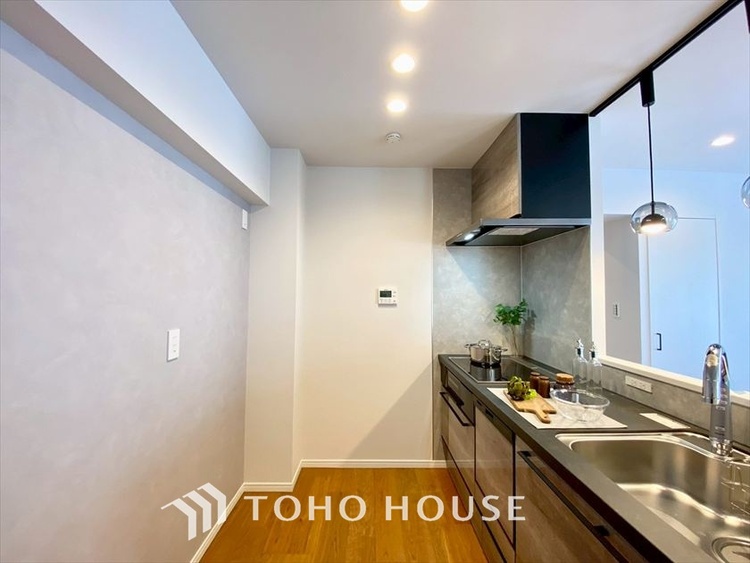 キッチン 【KITCHEN】◆ワクワク◆開放的で機能性も高いシステムキッチン。お子様は毎日のご飯にワクワク！