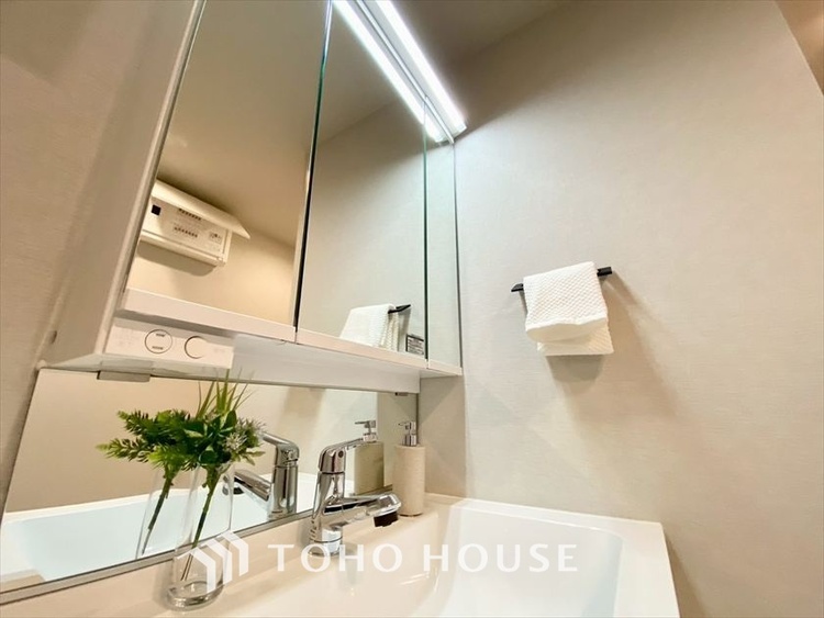 洗面 【WASHROOM】◆快適◆煌びやかな暮らしの中にも忘れたくない快適さ。大きな収納が助けてくれます。
