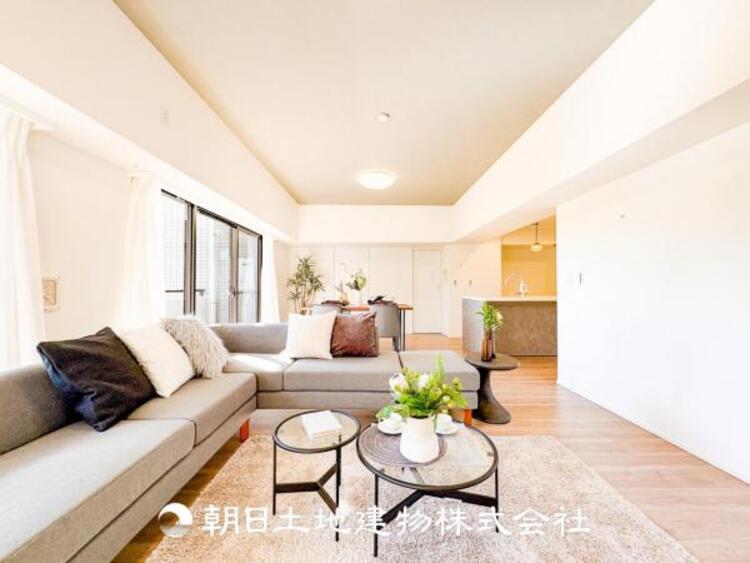 居間 大切なご家族、招いた友人と過ごすひと時を溢れる光が優しく包み込む空間。