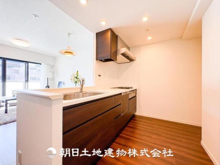 キッチン リビングが見渡せるので、小さなお子様を安心して遊ばせながら家事ができます。