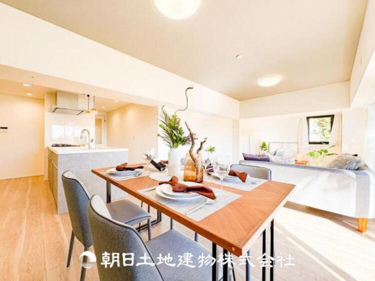 居間 大切な人とともに、心穏やかに過ごすひとときになるリビング。