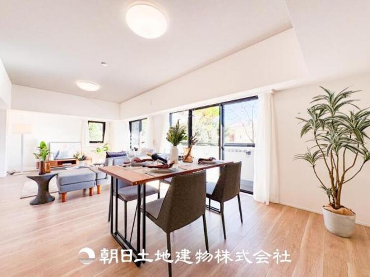 居間 家族や友人との時間など、１番多くの時間を過ごす空間だからこそ落ち着いた空間になります。