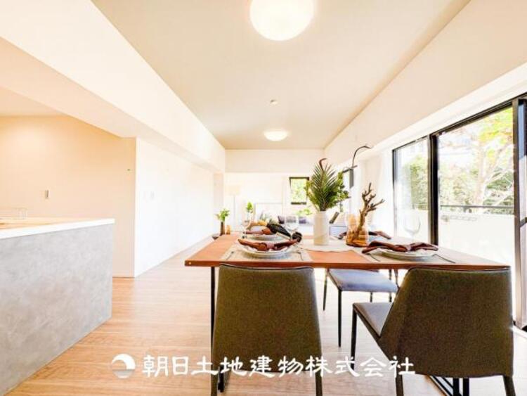 居間 リビングにはみんなが集い、食事や楽しい会話が始まる。