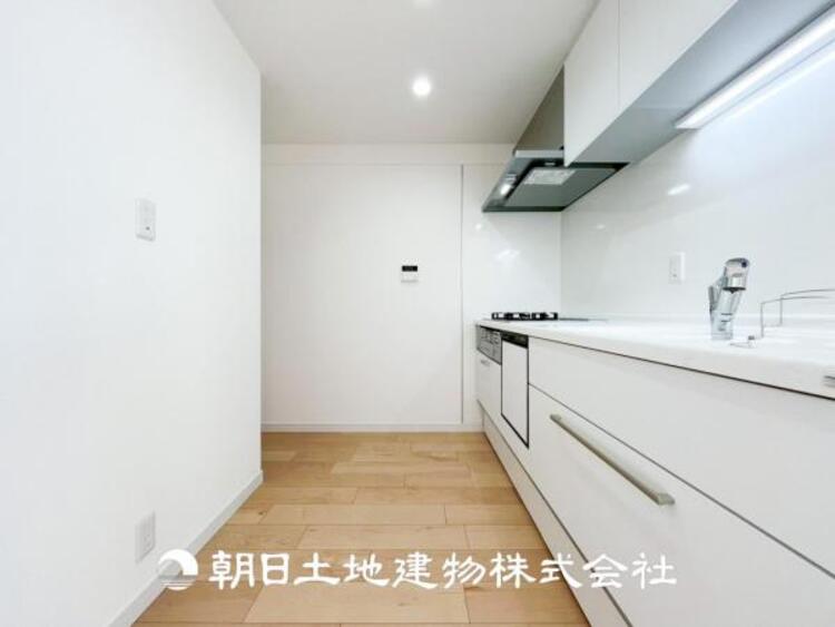 キッチン 【ダイニング】温かい色合いのフローリングと清々しい爽やかなクロスが明るい空間を創り出しているダイニングキッチン。ゆっくりと過ごす空間に相応しく、ここで楽しむ時間が家族や友人との絆をより深めてくれそうです。