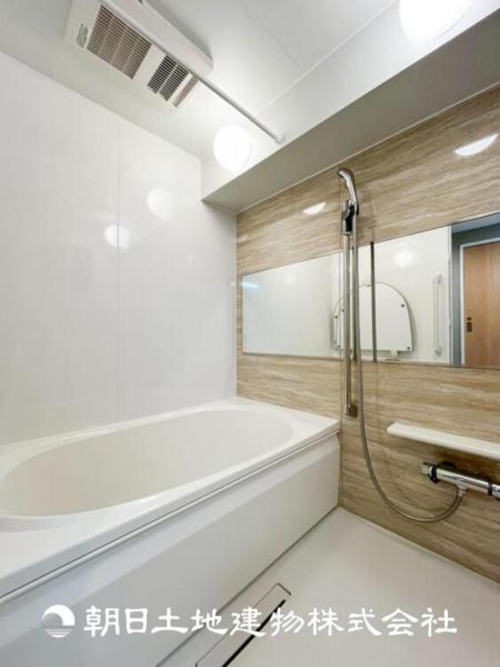 風呂 【浴室】上品な色合いが魅力のバスルームは、ほっと落ち着く空間を作り出しています。広々とした浴槽で体を癒やしながら、疲れを取り除けるような仕様です。お子様と一緒に楽しく入るのもいいですね。