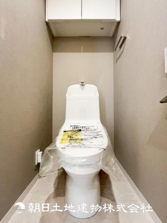 トイレ 【トイレ】家族みんなが毎日使う場所だから。お掃除がしやすい方はいい。いつまでも清潔な空間を保てるように、汚れをふき取り易いフロアと壁紙をチョイス致しました。洗浄便座になっておりますので、とても清潔にご使用いただけます。