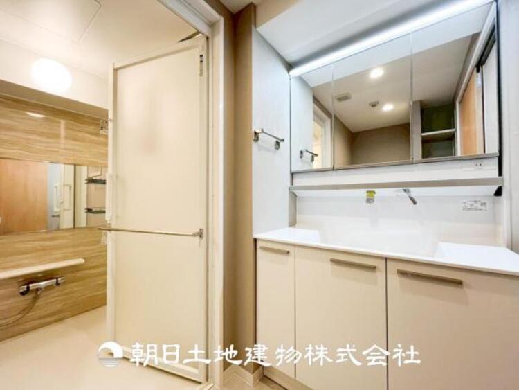 洗面 【洗面化粧台】広々とした洗面台は、日々の身だしなみチェックや歯磨きなど、朝の慌ただしい時間でも心に余裕とゆとりを作ってくれます。今日も１日頑張ろう。そう思える場所でありたいと思っています。