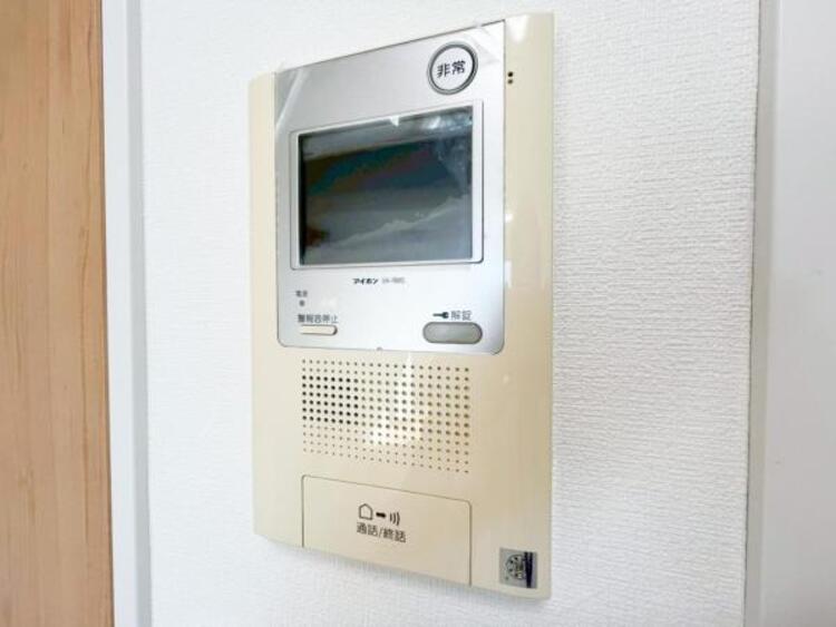 設備 【設備】お客様のお顔が確認出来るので、セキュリティ対策にも最適のモニター付きインターホン。