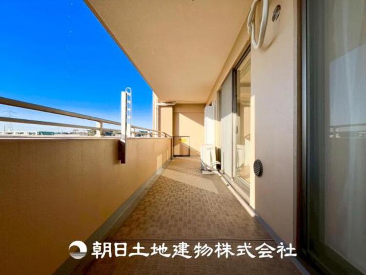 バルコニー 【バルコニー】温かい太陽を感じる事ができるのは、目の前に遮るものが無いから。彼方に広がる風景が絵画のように広がります。