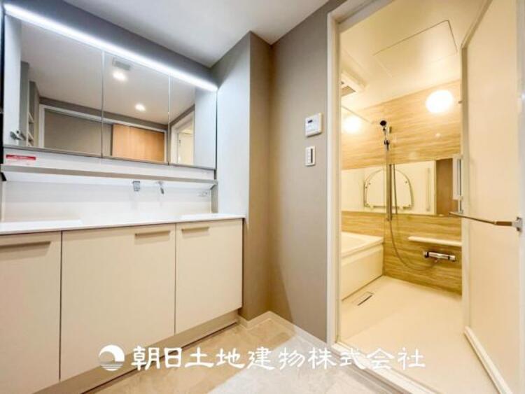 洗面 【洗面化粧台】慌ただしい1日が始まり、充実した1日の終わりを締めくくる洗面所。快適に過ごせることはもちろん、収納や機能性を兼ね備えた洗面化粧台です。