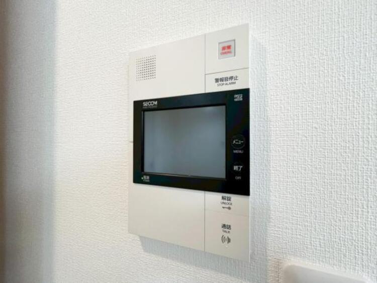 設備 【モニター付きインターホン】訪問者の確認が出来るので、セキュリティ対策にも最適のモニター付きインターホン。
