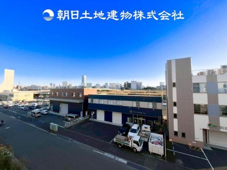 その他 【眺望】目の前に手を伸ばせば、触ることが出来そうな環境が、そのままインテリアになったような印象です。その豊かな眺望にふさわしい空間には、通風・採光にも優れ、心地よい光と風があふれています。