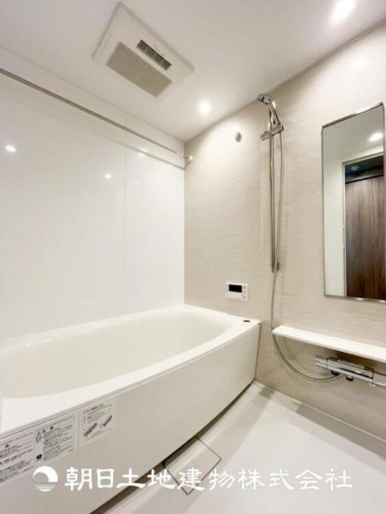 風呂 【浴室】上品な色合いが魅力のバスルームは、ほっと落ち着く空間を作り出しています。広々とした浴槽で体を癒やしながら、疲れを取り除けるような仕様です。お子様と一緒に楽しく入るのもいいですね。