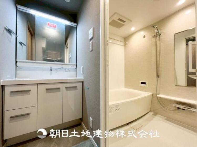 洗面 【洗面化粧台】慌ただしい1日が始まり、充実した1日の終わりを締めくくる洗面所。快適に過ごせることはもちろん、収納や機能性を兼ね備えた洗面化粧台です。