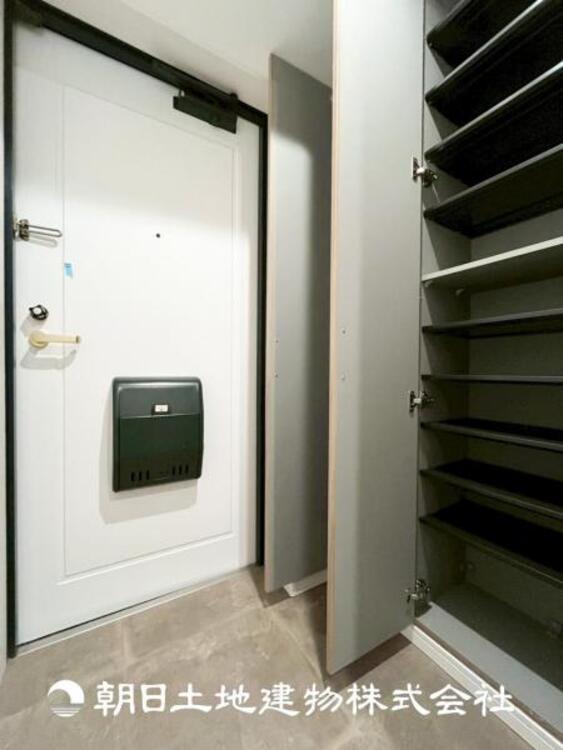 収納 【収納】玄関収納も充実。靴や小物をしまっておけるので玄関が散らからることはございません。