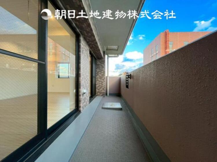 バルコニー 【バルコニー】温かい太陽を感じる事ができるのは、目の前に遮るものが無いから。彼方に広がる風景が絵画のように広がります。