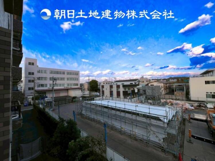 その他 【眺望】目の前に手を伸ばせば、触ることが出来そうな環境が、そのままインテリアになったような印象です。その豊かな眺望にふさわしい空間には、通風・採光にも優れ、心地よい光と風があふれています。