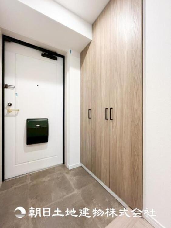 その他 【玄関】家族の帰り、遊びに来る友人、知人を優しく迎え、温もりに満ちた生活空間を予感させる。帰りたい家がここにあります。