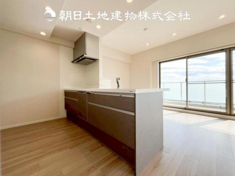 キッチン 【キッチン】住宅の主役でもあり、日常生活を過ごす上で重要な水回りでもあるからこそ機能性・デザイン性に拘りました。お掃除のしやすいシステムキッチンを設置しました。