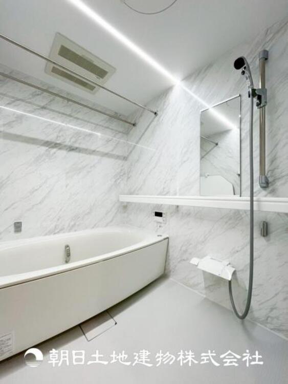 風呂 【浴室】上品な色合いが魅力のバスルームは、ほっと落ち着く空間を作り出しています。広々とした浴槽で体を癒やしながら、疲れを取り除けるような仕様です。お子様と一緒に楽しく入るのもいいですね。