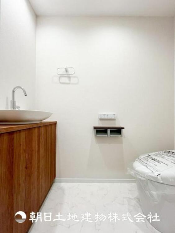 トイレ 【トイレ】家族みんなが毎日使う場所だから。お掃除がしやすい方はいい。いつまでも清潔な空間を保てるように、汚れをふき取り易いフロアと壁紙をチョイス致しました。洗浄便座になっておりますので、とても清潔にご使用いただけます。