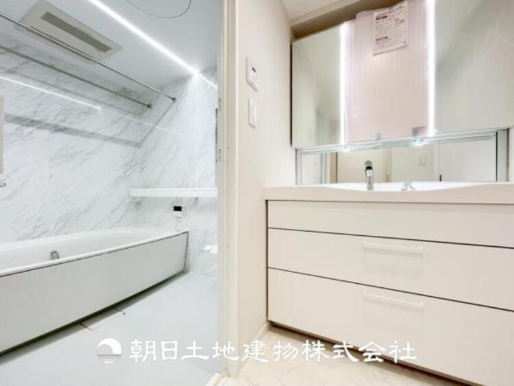 洗面 【洗面化粧台】慌ただしい1日が始まり、充実した1日の終わりを締めくくる洗面所。快適に過ごせることはもちろん、収納や機能性を兼ね備えた洗面化粧台です。快適に過ごせることはもちろん、収納や機能性を兼ね備えた洗面化粧台です。