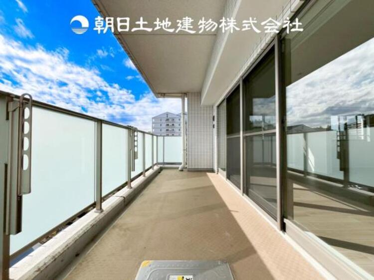 バルコニー 【バルコニー】温かい太陽を感じる事ができるのは、目の前に遮るものが無いから。彼方に広がる風景が絵画のように広がります。