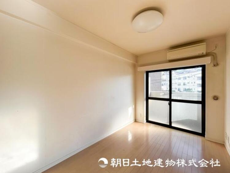 居間 【リビング】リビングにはみんなが集い食事や楽しい会話でついつい時を忘れてしまう。そんな束の間の幸せを感じさせてくれる場所