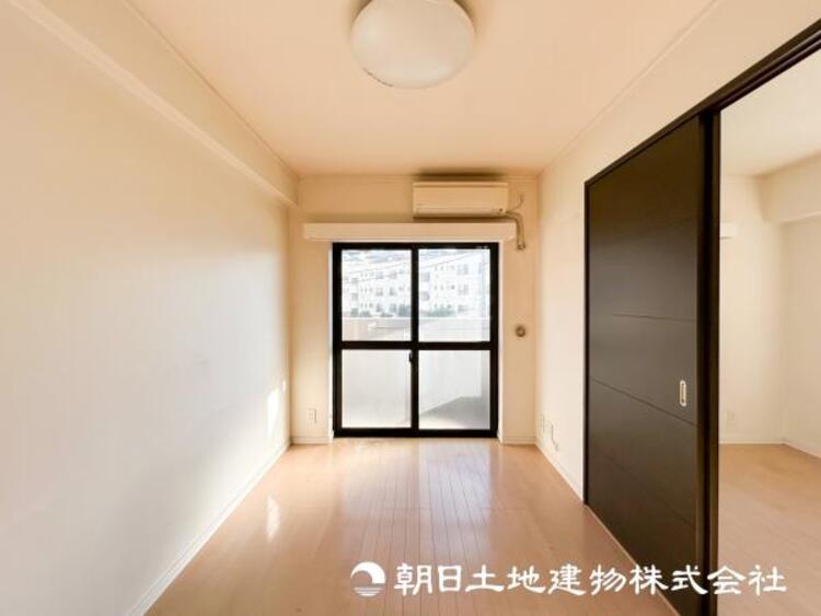 居間 【リビング】開放的で明るい空間が広がるLDK。リビングには潤沢な太陽が降り注ぎ、爽やかな住空間を演出できます