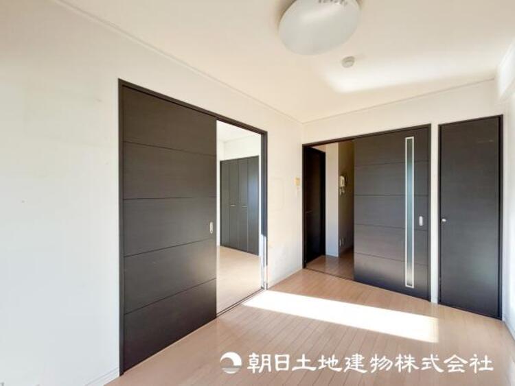 居間 【リビング】大切なご家族、招いた友人と過ごすひと時を溢れる光が優しく包み込む空間。充実した住空間は心を豊かにします。