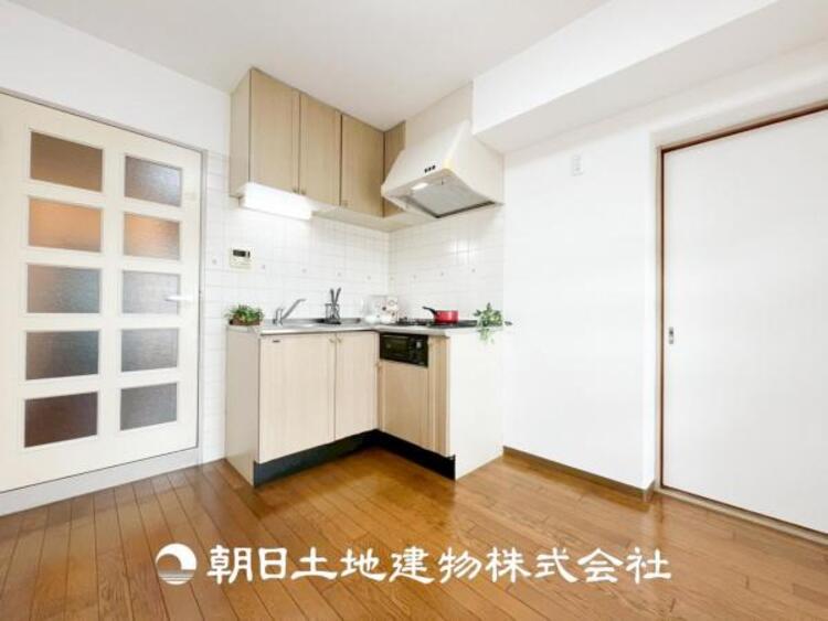 キッチン 【キッチン】シンプルで使いやすいデザインにこだわったキッチン。プライベートスペースを彩るインテリアとしての美しさと、快適な日常を支える機能性と強さがひとつになった自慢のキッチンです。