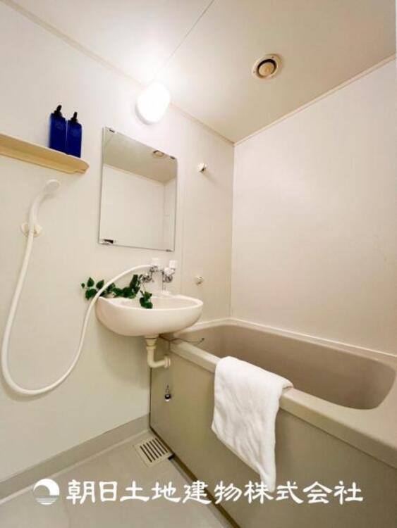 風呂 【浴室】上品な色合いが魅力のバスルームは、ほっと落ち着く空間を作り出しています。広々とした浴槽で体を癒やしながら、疲れを取り除けるような仕様です。お子様と一緒に楽しく入るのもいいですね。