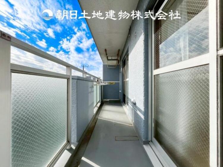 バルコニー 【バルコニー】温かい太陽を感じる事ができるのは、目の前に遮るものが無いから。彼方に広がる風景が絵画のように広がります。