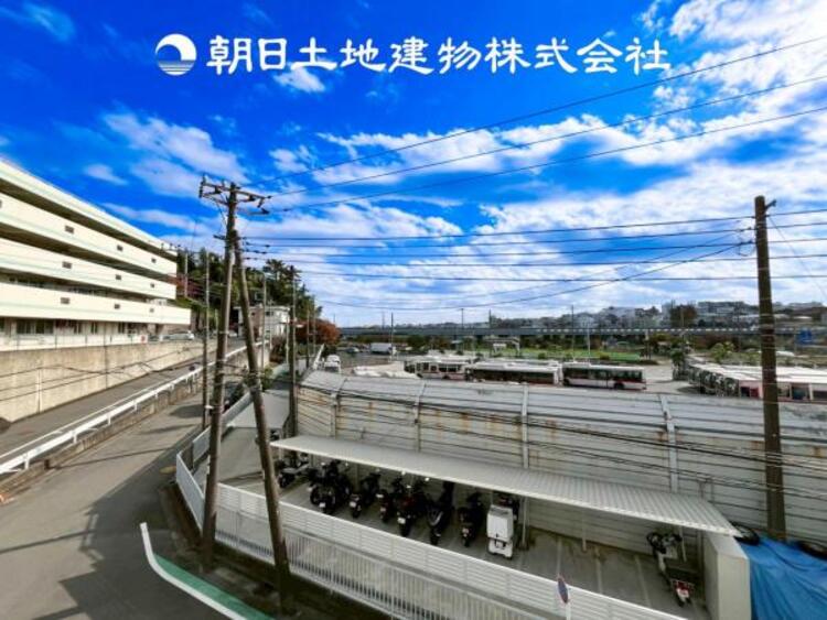 その他 【眺望】目の前に手を伸ばせば、触ることが出来そうな環境が、そのままインテリアになったような印象です。その豊かな眺望にふさわしい空間には、通風・採光にも優れ、心地よい光と風があふれています。