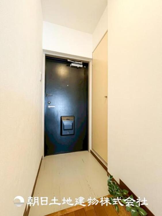 その他 【玄関】家族の帰り、遊びに来る友人、知人を優しく迎え、温もりに満ちた生活空間を予感させる。帰りたい家がここにあります。