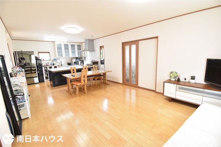 居間 【リビング】約20帖の広々としたリビングです！オープンキッチンでさらに広さを感じます♪