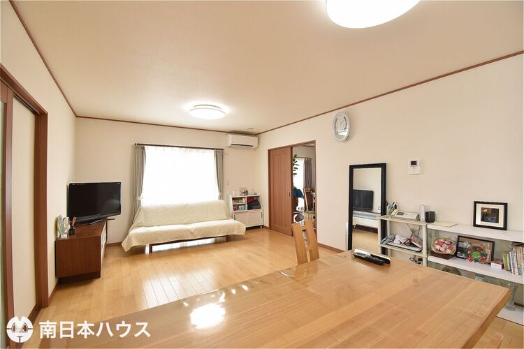 居間 【リビング】約20帖の広々としたリビングです！東南向きの窓から明るい日が差し込みます♪