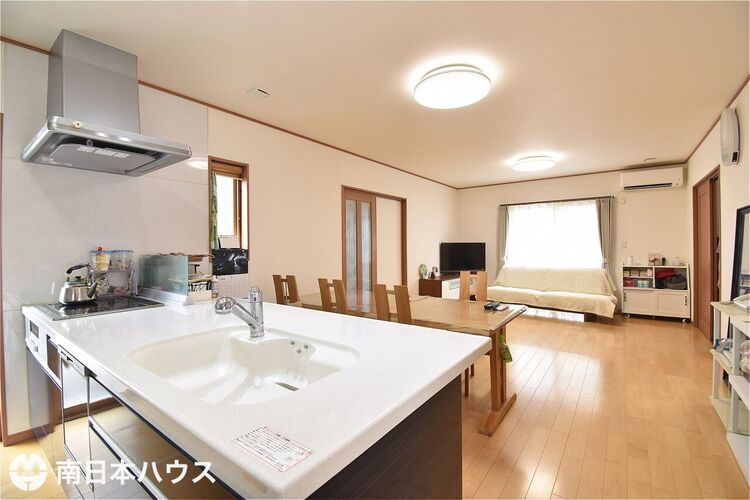 居間 【リビング】キッチンに立っていてもリビングを眺めながら家事を進められます♪