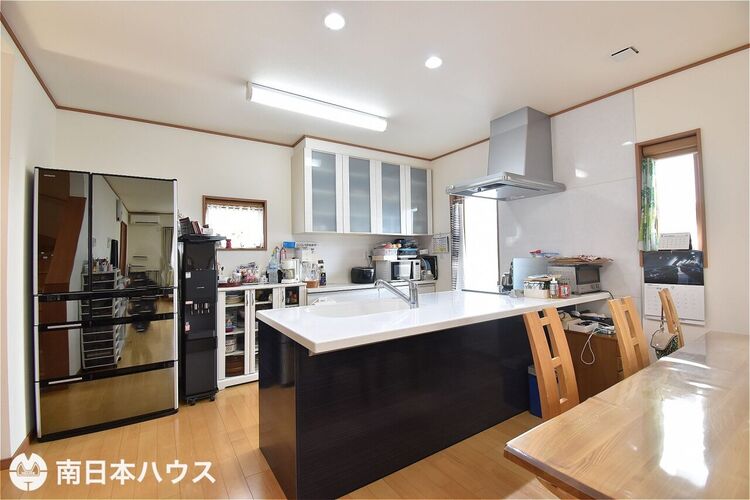 キッチン 【キッチン】カウンター付きのシステムキッチンです！背面収納付きで収納も豊富です♪