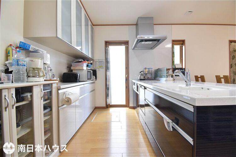 キッチン 【キッチン】あると便利な勝手口や床下収納庫も備えています♪