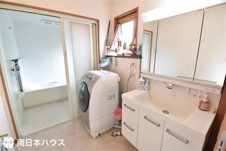 その他 【洗面所】小窓付きの洗面所です！天気の良い日には自然換気もできます♪